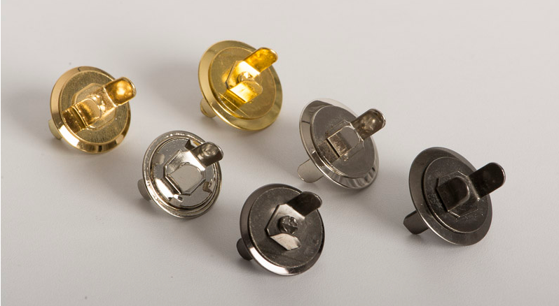 Broche de imán plano liso en dos partes (hembra y macho) con pestañas posteriores para fijar. Disponible en medida de 18 mm de diámetro, en acabado negro. Caja con 4000 piezas, compra mínima de 200 piezas por modelo. Broche de imán plano liso en dos partes (hembra y macho) con pestañas posteriores para fijar. Disponible en medida de 18 mm de diámetro, en acabado negro. Caja con 4000 piezas, compra mínima de 200 piezas por modelo.